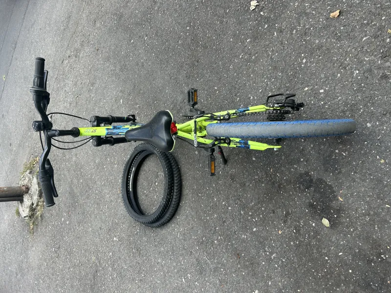 imagine 4  pentru anuntul Bicicleta Rockrider ST500 roti 20", cauciucuri albastre, stare f buna