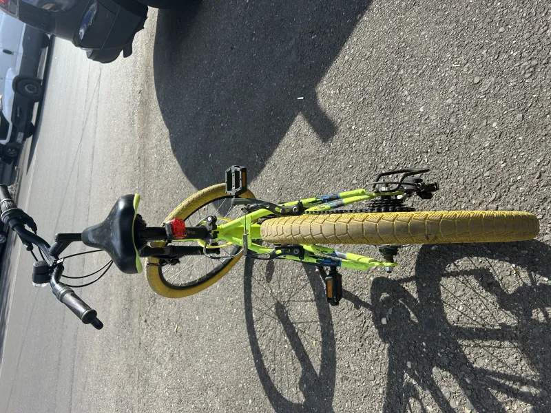 imagine 5  pentru anuntul Bicicleta Rockrider ST500 roti 20", cauciucuri galbene, stare f buna