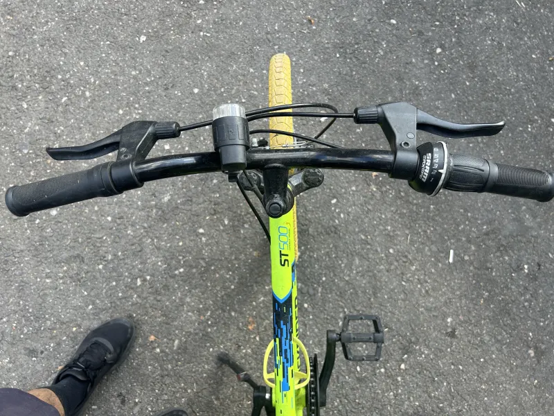 imagine 6  pentru anuntul Bicicleta Rockrider ST500 roti 20", cauciucuri galbene, stare f buna