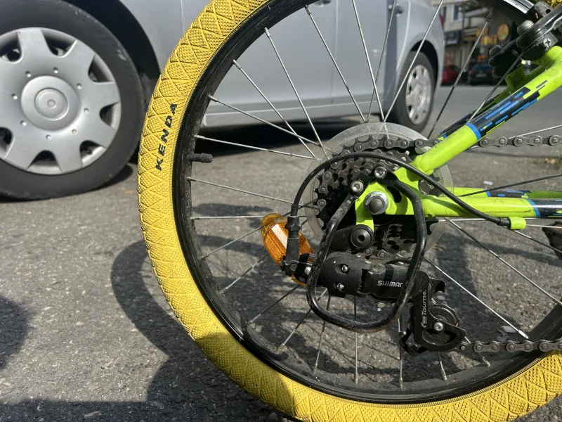 imagine 3  pentru anuntul Bicicleta Rockrider ST500 roti 20", cauciucuri galbene, stare f buna